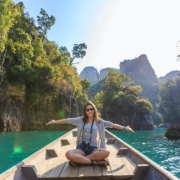 Foto de Te lensFix: https://www.pexels.com/es-es/foto/foto-de-mujer-sentada-en-un-barco-extendiendo-sus-brazos-1371360/